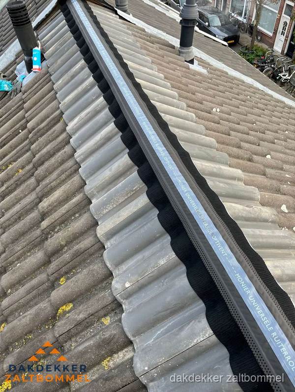 Nokvorst met Monier ventilatie op schuin pannendak in Zaltbommel Nokvorst met Monier ventilatie op schuin pannendak in Zaltbommel
