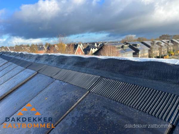 Dakisolatie bij de nok met ventilatieprofiel op schuin dak in Zaltbommel Dakisolatie bij de nok met ventilatieprofiel op schuin dak in Zaltbommel