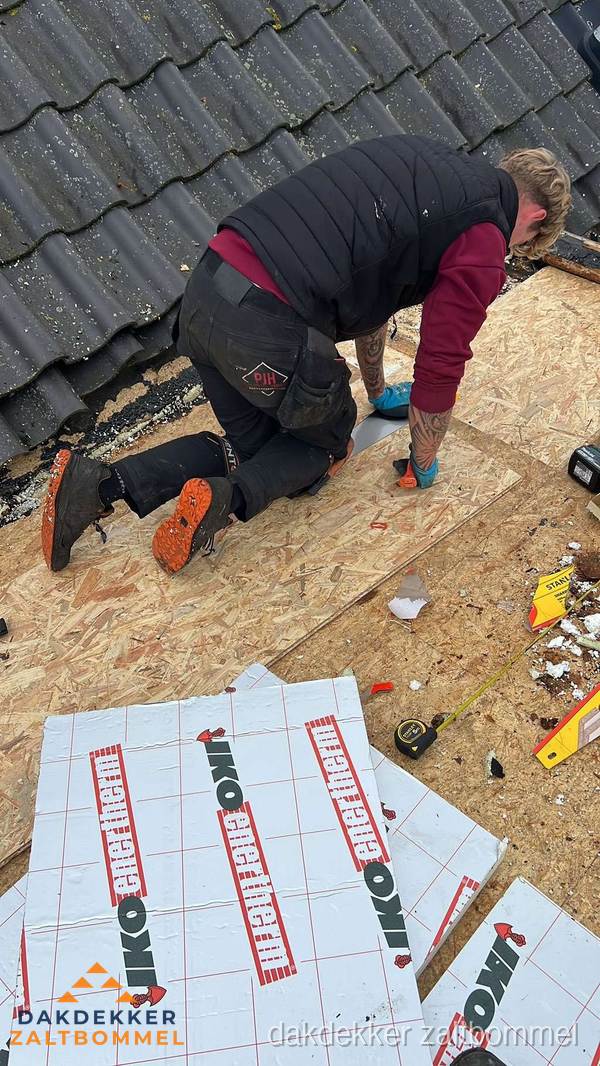 Dakdekker plaatst PIR-isolatieplaten op plat dak in Zaltbommel Dakdekker plaatst PIR-isolatieplaten op plat dak in Zaltbommel