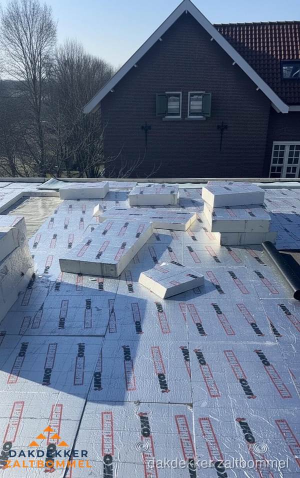 IKO PIR isolatieplaten op plat dak in Zaltbommel IKO PIR isolatieplaten op plat dak in Zaltbommel