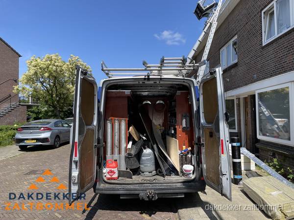 Spoed dakdekker bus met gereedschap en ladder bij woning in Zaltbommel Spoed dakdekker bus met gereedschap en ladder bij woning in Zaltbommel