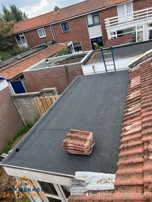 Aanbouw plat dak met reservepannen voor dakpannen vervangen in Zaltbommel Aanbouw plat dak met reservepannen voor dakpannen vervangen in Zaltbommel