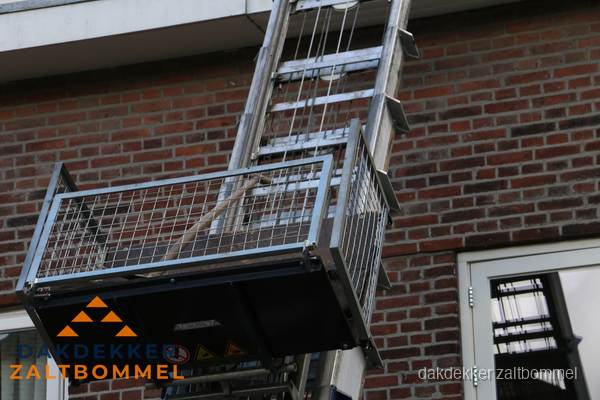 Ladderlift met dakpannen voor dakpan reparatie in Zaltbommel Ladderlift met dakpannen voor dakpan reparatie in Zaltbommel