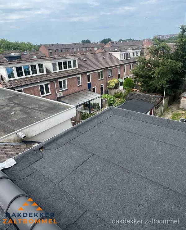 Vernieuwd plat dak met bitumen in woonwijk in Zaltbommel Vernieuwd plat dak met bitumen in woonwijk in Zaltbommel