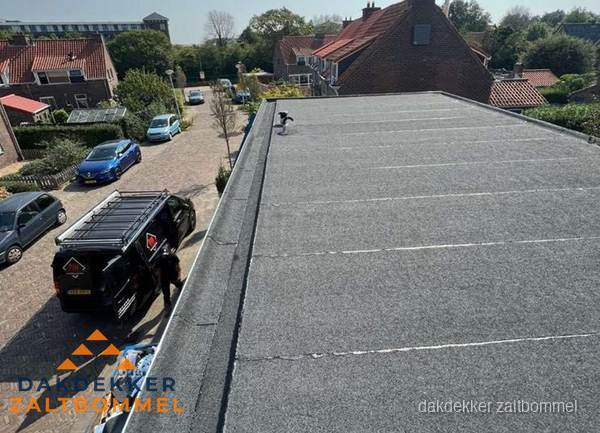 Nieuw bitumen plat dak met uitzicht over woonwijk in Zaltbommel Nieuw bitumen plat dak met uitzicht over woonwijk in Zaltbommel