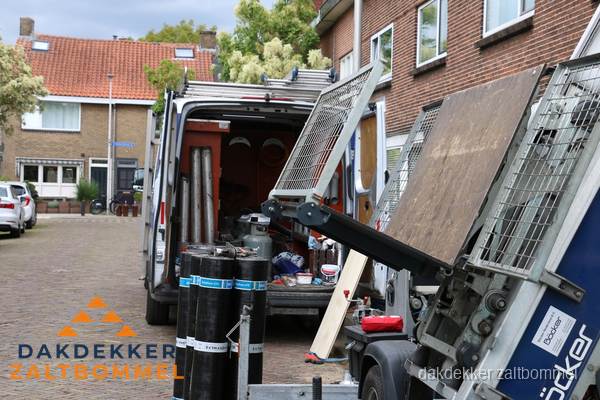 Dakdekkersbusje met materiaal en ladderlift voor dakpannen vervangen in Zaltbommel Dakdekkersbusje met materiaal en ladderlift voor dakpannen vervangen in Zaltbommel