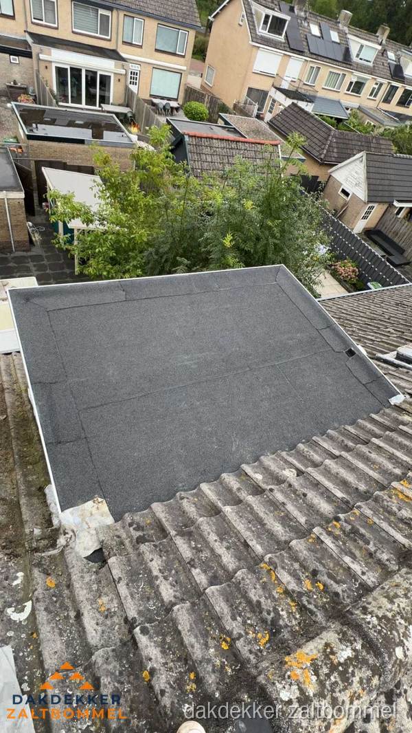 Plat dak aanbouw met bitumen dakbedekking in woonwijk Zaltbommel Plat dak aanbouw met bitumen dakbedekking in woonwijk Zaltbommel
